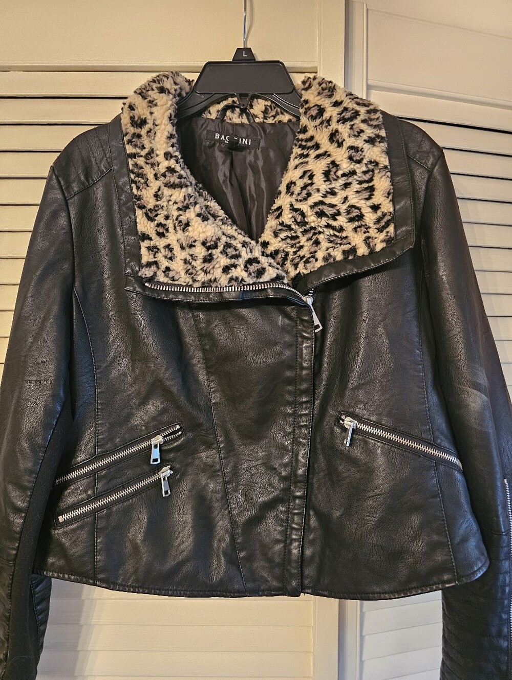 Ladies SZ LG BACCINI FAUX LEATHER CROPPED BIKER JACKET W/LEOPARD FUR COLLAR